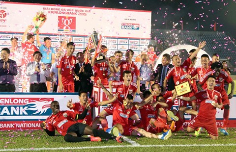 B. Bình Dương - Hà Nội T&T (4-2): ‘Tặng quà’ cho chủ nhà