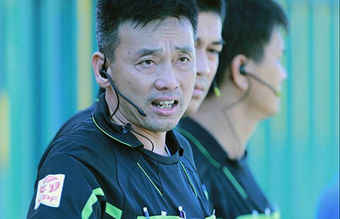 Trọng tài Võ Minh Trí đoạt Còi vàng 2015