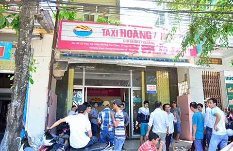 Tài xế taxi vây văn phòng công ty đòi giải quyết chế độ
