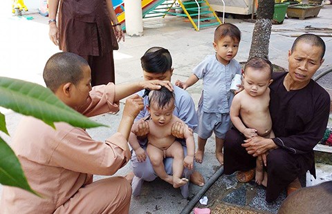 Những đứa trẻ nơi cửa Phật