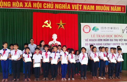 Trao 600 suất học bổng cho học sinh nghèo