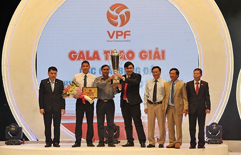 Tổng kết V-League: Xấu che, tốt khoe