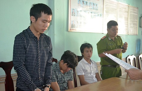 Bắt nhóm lừa ‘trúng thưởng’ qua mạng