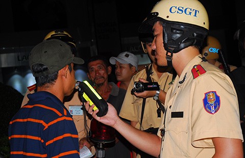 Phạt vi phạm giao thông cao, dân bỏ xe