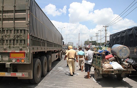 Bé trai bảy tuổi bị xe container cán nát chân