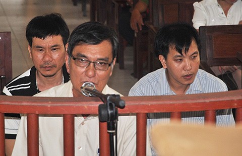 Chủ tọa ‘nhắc bài’ để kiểm sát viên tranh luận