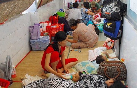 Bảy, tám bệnh nhi nằm một giường