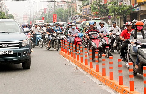 Hết đường chen lấn lên cầu vượt Hoàng Hoa Thám