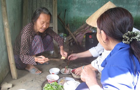 Cả xóm cưu mang một người điên