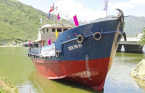Hạ thủy tàu vỏ thép hậu cần cho ngư dân Lý Sơn