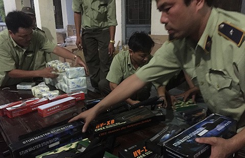 Liên tiếp bắt xe khách Hoàng Long chở súng điện