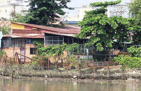 Sạt lở làm nước tràn qua kênh Tẻ