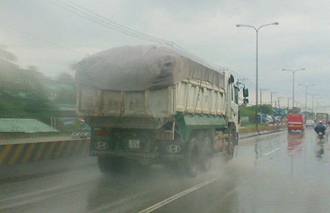 ‘Hung thần’ xe ben lộng hành quốc lộ 1K