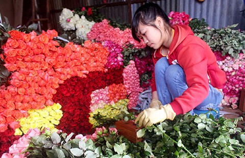 Nhộn nhịp thị trường ngày Phụ nữ Việt Nam