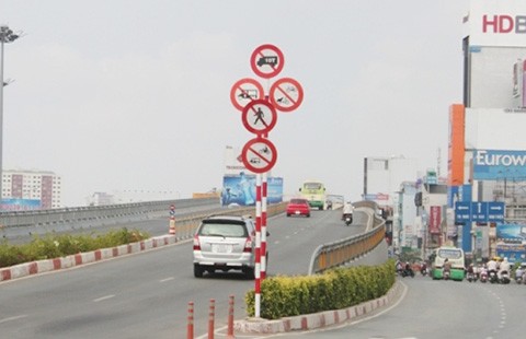 Biển báo giao thông gây ngơ ngác
