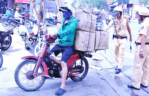 Tịch thu xe máy ‘mù’ kém an toàn