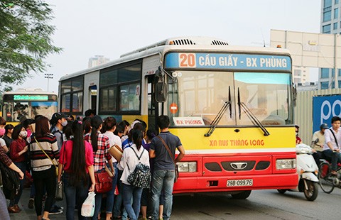 Kiến nghị giảm xe buýt trong giờ cao điểm để chống ùn tắc