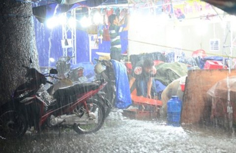 Clip Sài Gòn mưa như trút, gần 500 gian hàng triển lãm 'chết đứng'