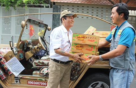 Sắm xe Jeep đi xin quà cho người nghèo