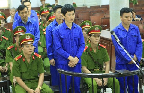 Bản chất là nhận hối lộ nhưng sao xử tội nhẹ hơn?