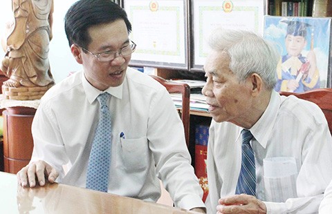 Vợ chồng cựu cán bộ ngoại giao nhận Huy hiệu 70 năm tuổi Đảng