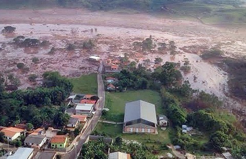 Đập vỡ, 17 người thiệt mạng trong lũ bùn