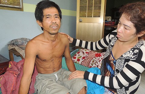 Tự cứa cổ, đâm bụng vì nợ nần