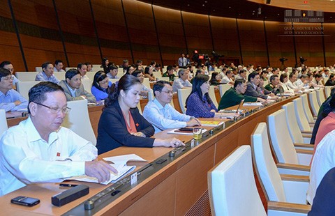 Bữa cơm cán bộ và ‘cái áo’ của chính quyền