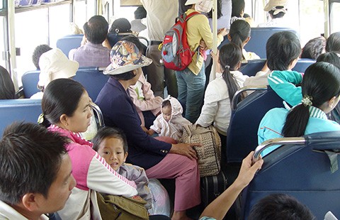 ‘Xe buýt như... thằn lằn cắn vào đuôi’