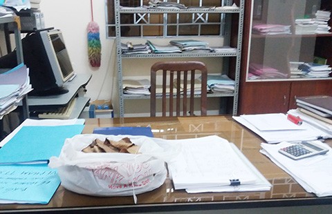 Bao lá mít trên bàn vị chủ tịch phường