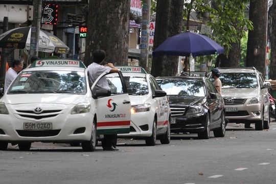 Mở cao điểm phạt ô tô chiếm đường
