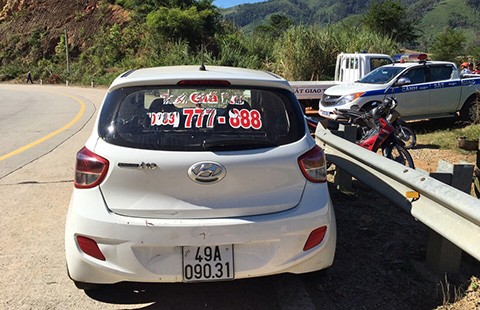 Vây bắt nhóm cướp taxi trốn vào rừng