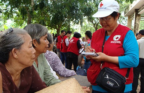 Người đàn bà khâu áo cũ