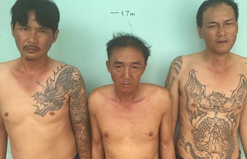 Bắt nhóm dàn cảnh trộm đồ trên ô tô