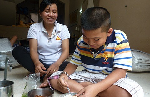 Phát tờ rơi tìm con đi lạc, mẹ bị điện thoại ... đùa giỡn!