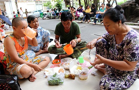 Tình người trong ‘hẻm ung thư’