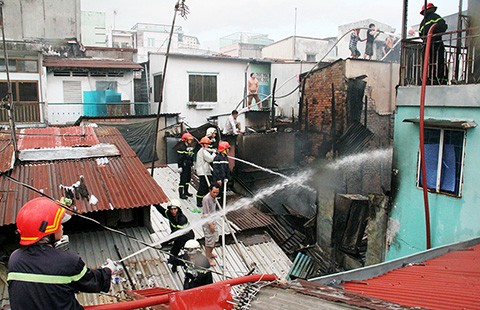 Sự thật về chuyện 'dân quỳ lạy công an vì chữa cháy chậm'