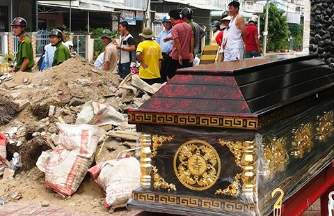 ‘Tặng’ quan tài coi chừng bị xử hình sự