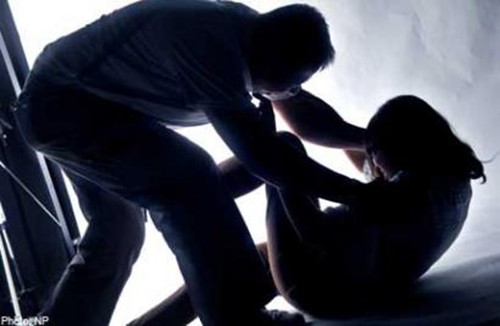 Đang lai rai thì lẻn về hiếp dâm con gái bạn nhậu