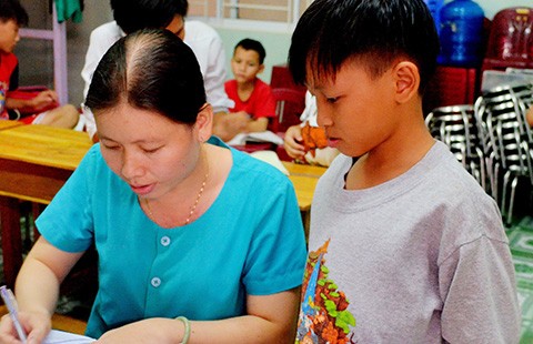 Mẹ hiếm muộn chăm con mồ côi