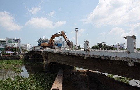 Long An sẽ đập bỏ cầu Đúc trăm tuổi