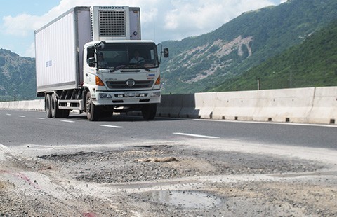 Quốc lộ 1 vừa sửa xong lại hỏng tiếp