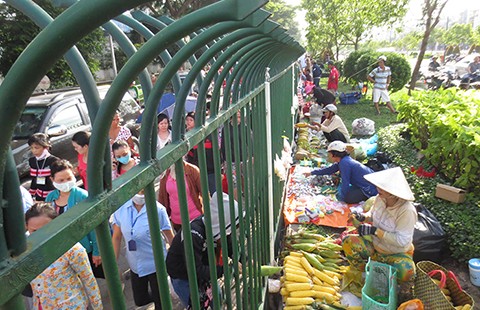 Chợ hàng rào công nhân