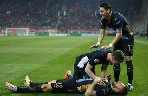 Champions League: Giroud giúp Arsenal có cuộc đào thoát vĩ đại