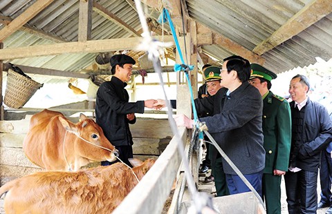 Chủ tịch nước tặng quà cho người dân vùng biên giới