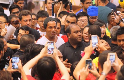 Ronaldinho mở học viện bóng đá tại Singapore