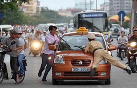 CSGT có nên nhảy lên nắp capô xe?