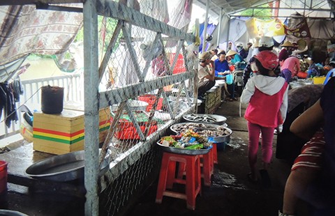 Đánh tiểu thương để gây áp lực thu phí chợ