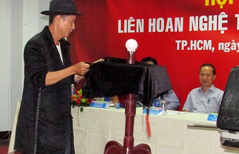 Xiếc rong, ca sĩ kẹo kéo... đi thi
