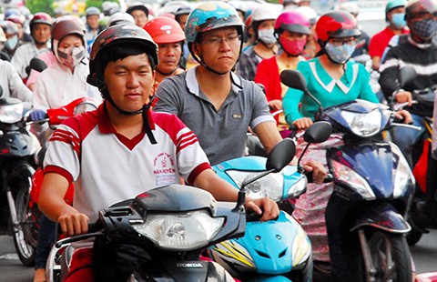 Tranh cãi buộc xe máy bật đèn ban ngày